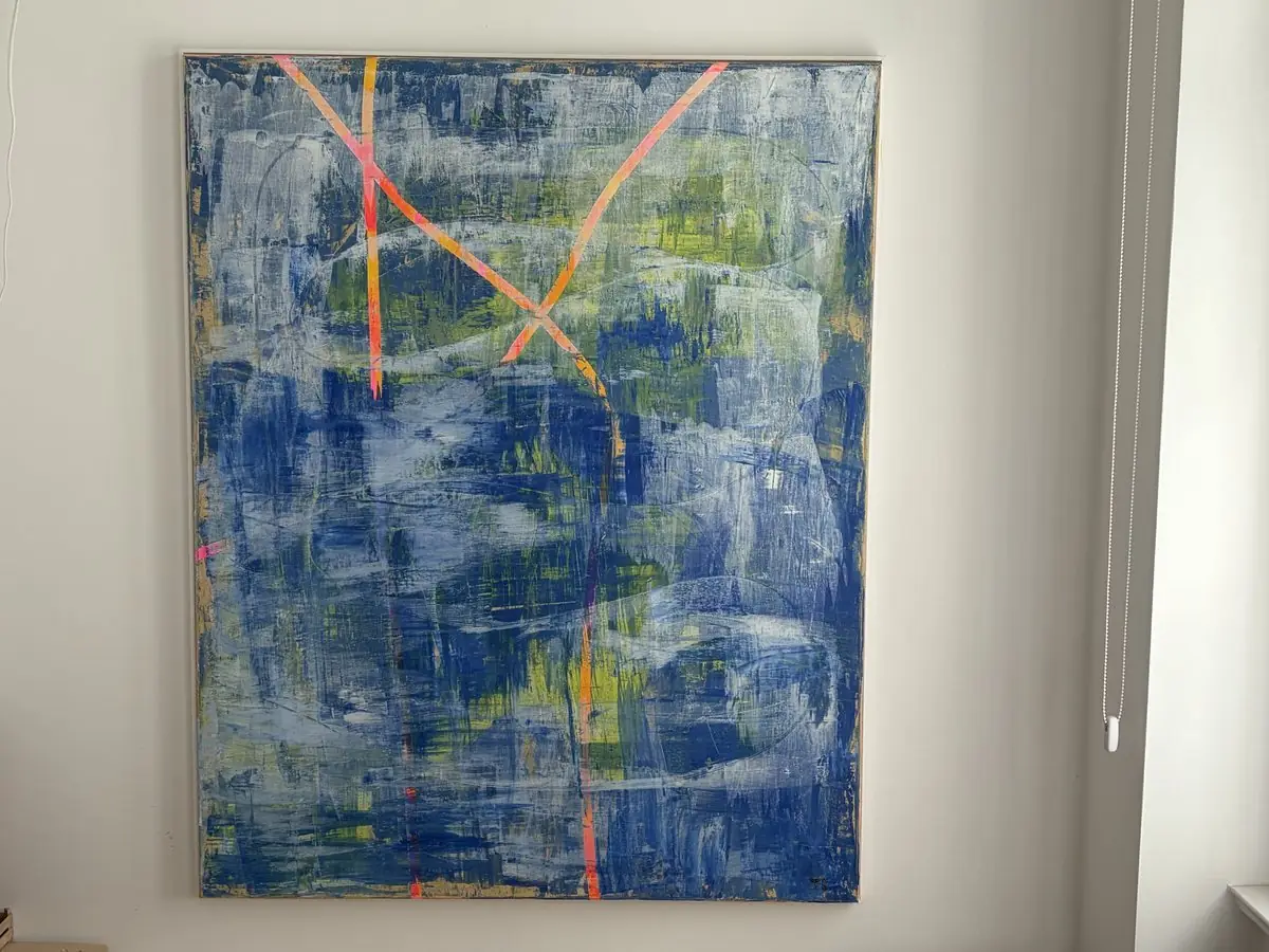 „Blitz“: tiefes Blau mit einer hellen Bewegung quer darüber, an einer hellen Wand